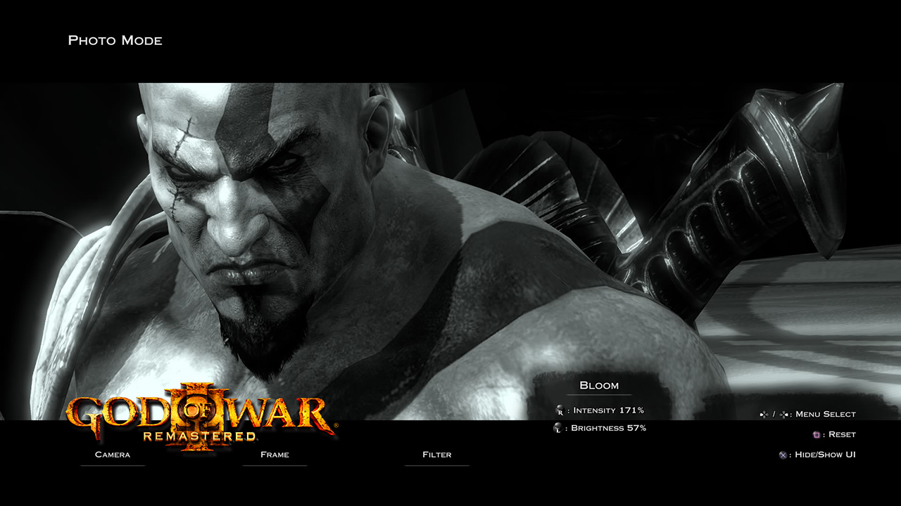 God of War III Remastered photo mode showing a monochrome close view of Kratos with PS4 controls.